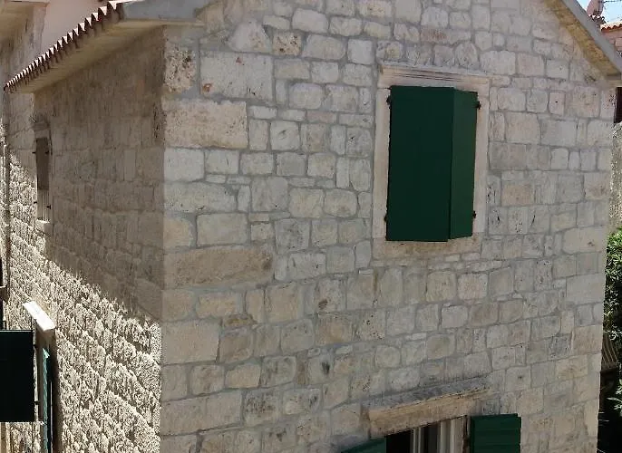 Πανσιόν And By The Sea - 16844 Τρογκίρ