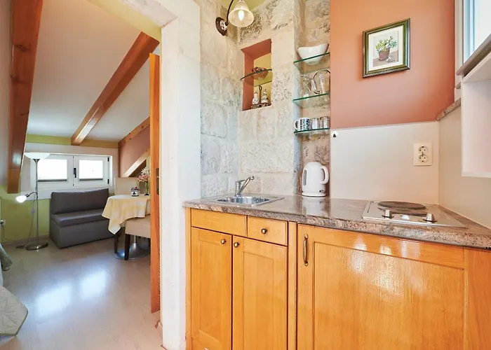 Πανσιόν And By The Sea - 16844