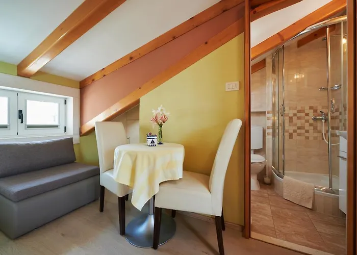 And By The Sea - 16844 Πανσιόν 3*