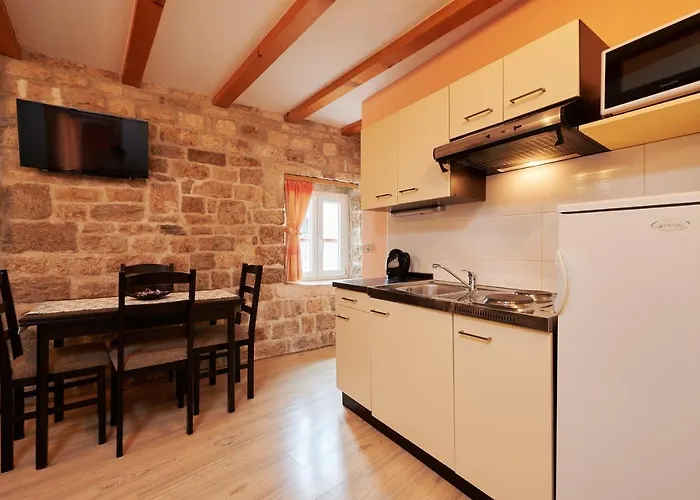 And By The Sea - 16844 Πανσιόν