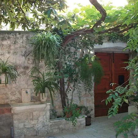 And By The Sea - 16844 招待所