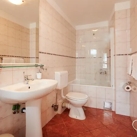 And By The Sea - 16844 3* 特罗吉尔