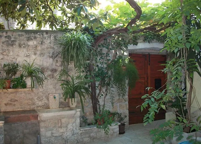 And By The Sea - 16844 招待所