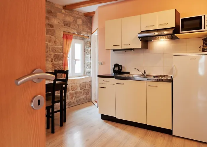 And By The Sea - 16844 特罗吉尔